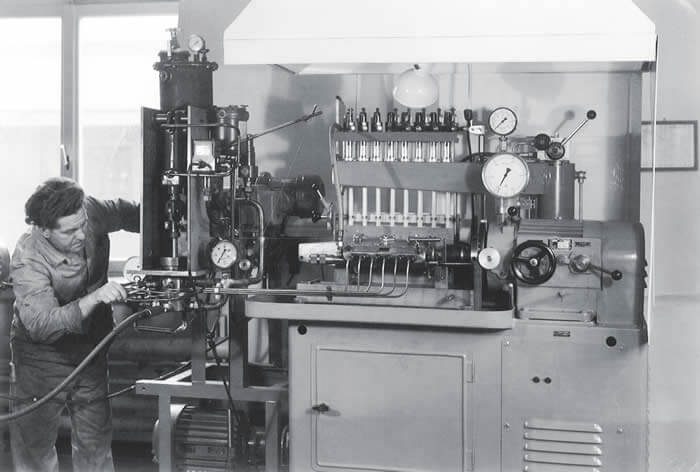 Feinabstimmung: frühe Hochdruck-Verdüsungsmaschine im Testbetrieb
