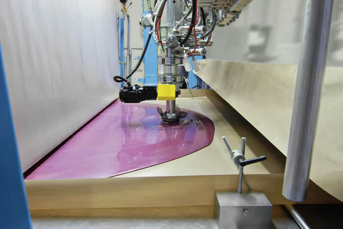 Laminar liquid laydown with thin-film distribution over the entire foaming width