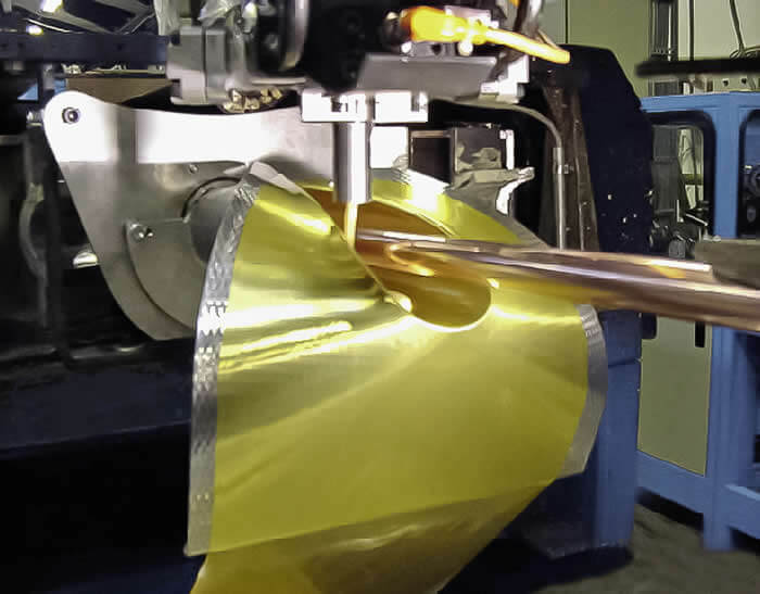 Kontinuierliche Herstellung von Flexrohren: Laminarer Schaumaustrag auf die innenliegende PE-Folie mit einem Hochdruck-Mischkopf