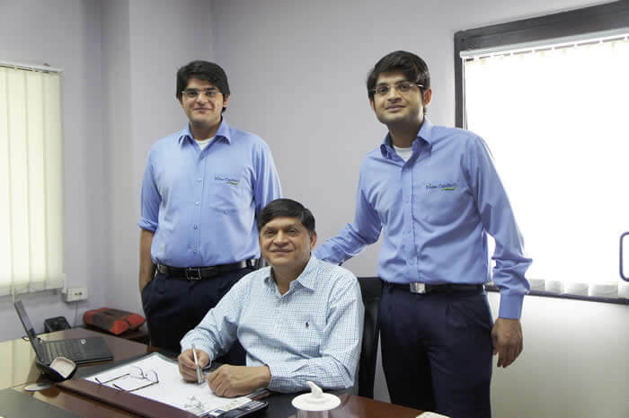 Familie mit geballter Blockschaum-Erfahrung: Praduman Patel (Mitte) und seine beiden Söhne