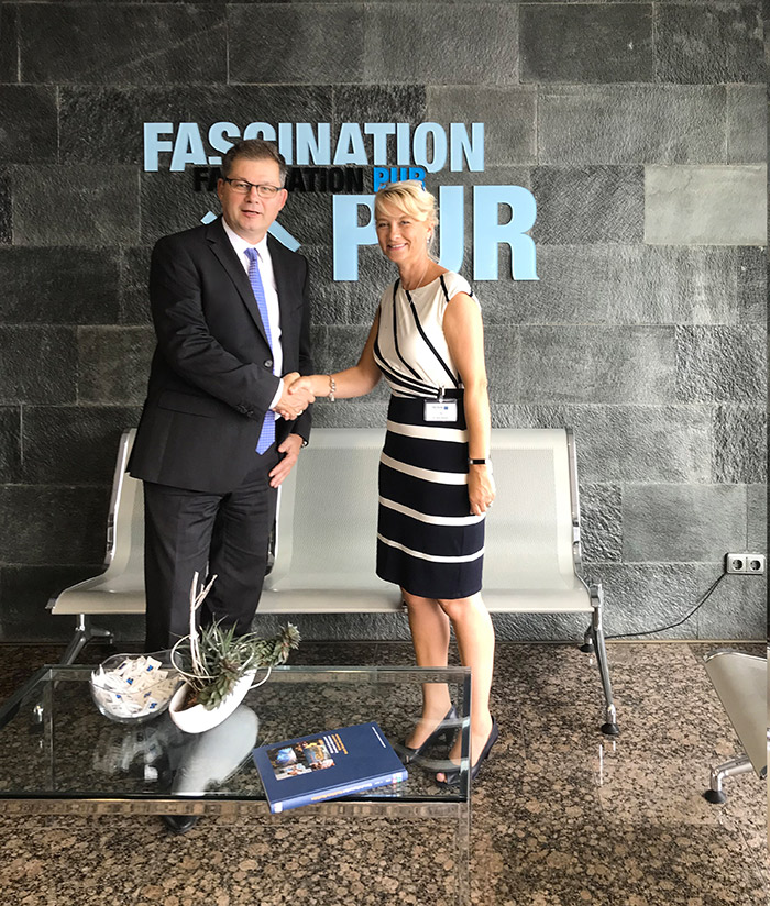 CTM Managing Director Ruth Wootton and Rolf Trippler, Managing Director Sales of Hennecke GmbH, at the contract signing in Sankt