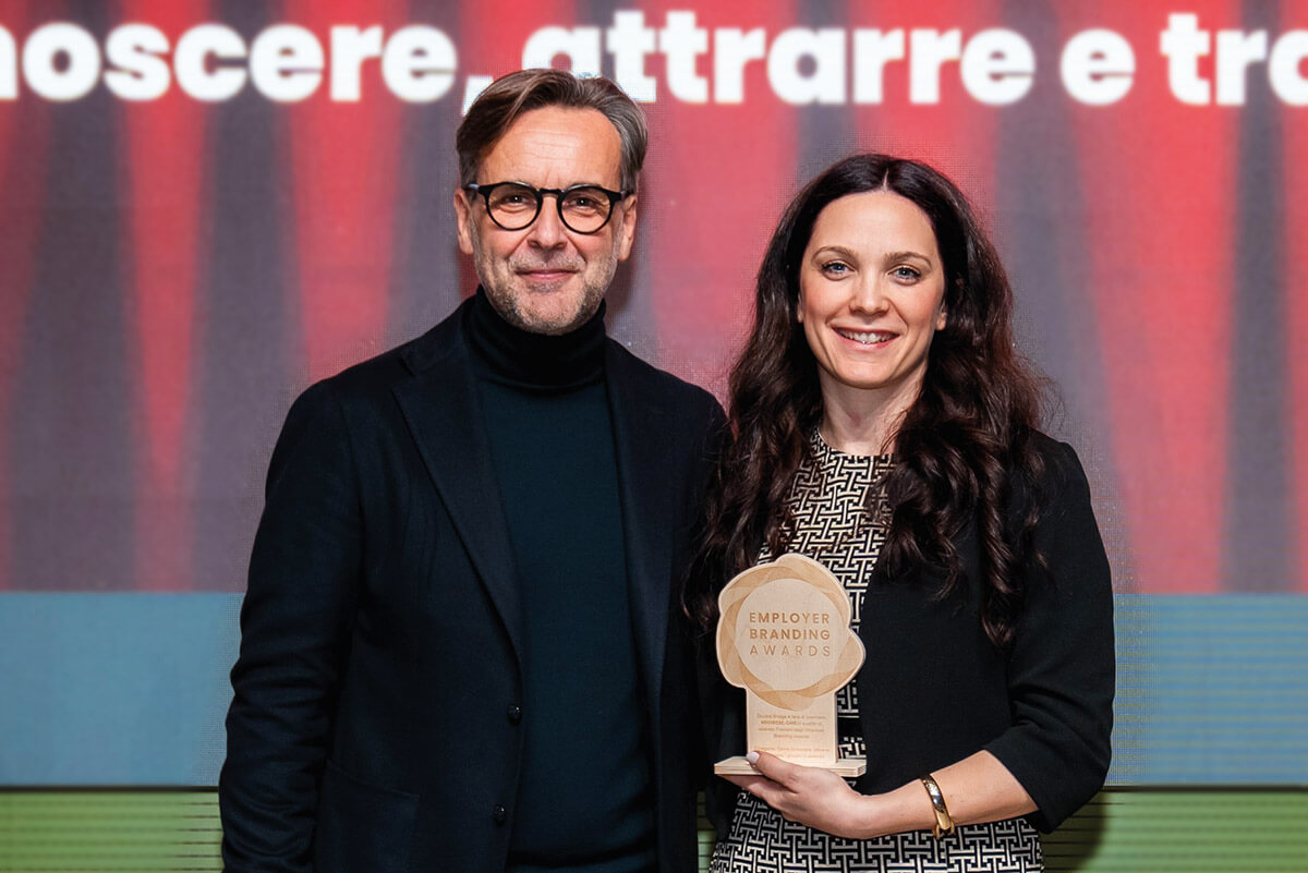 Giulia Peduto, HR Business Partner, nimmt den Preis für den zweiten Platz in der Kategorie People Development und Talent Acquis